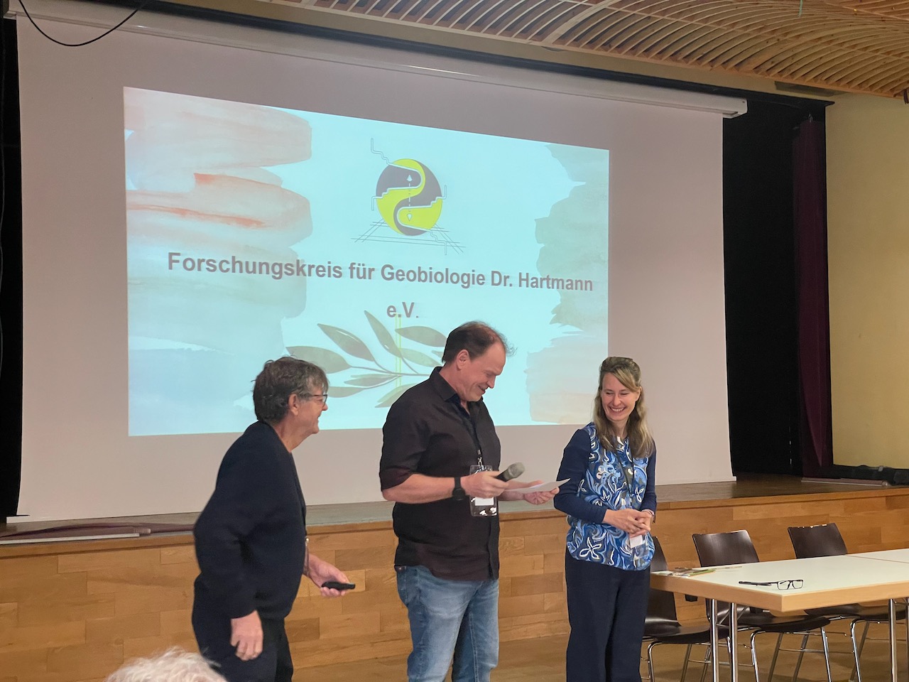 Sonja Huslig et Jörg Kuhn, représentants du Forschungskreis für Geobiologie Dr. Hartmann e.V